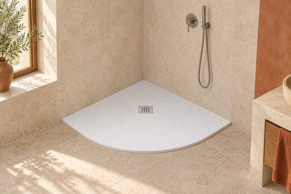 Plato ROUND completo en un baño de inspiración caliza y terracota